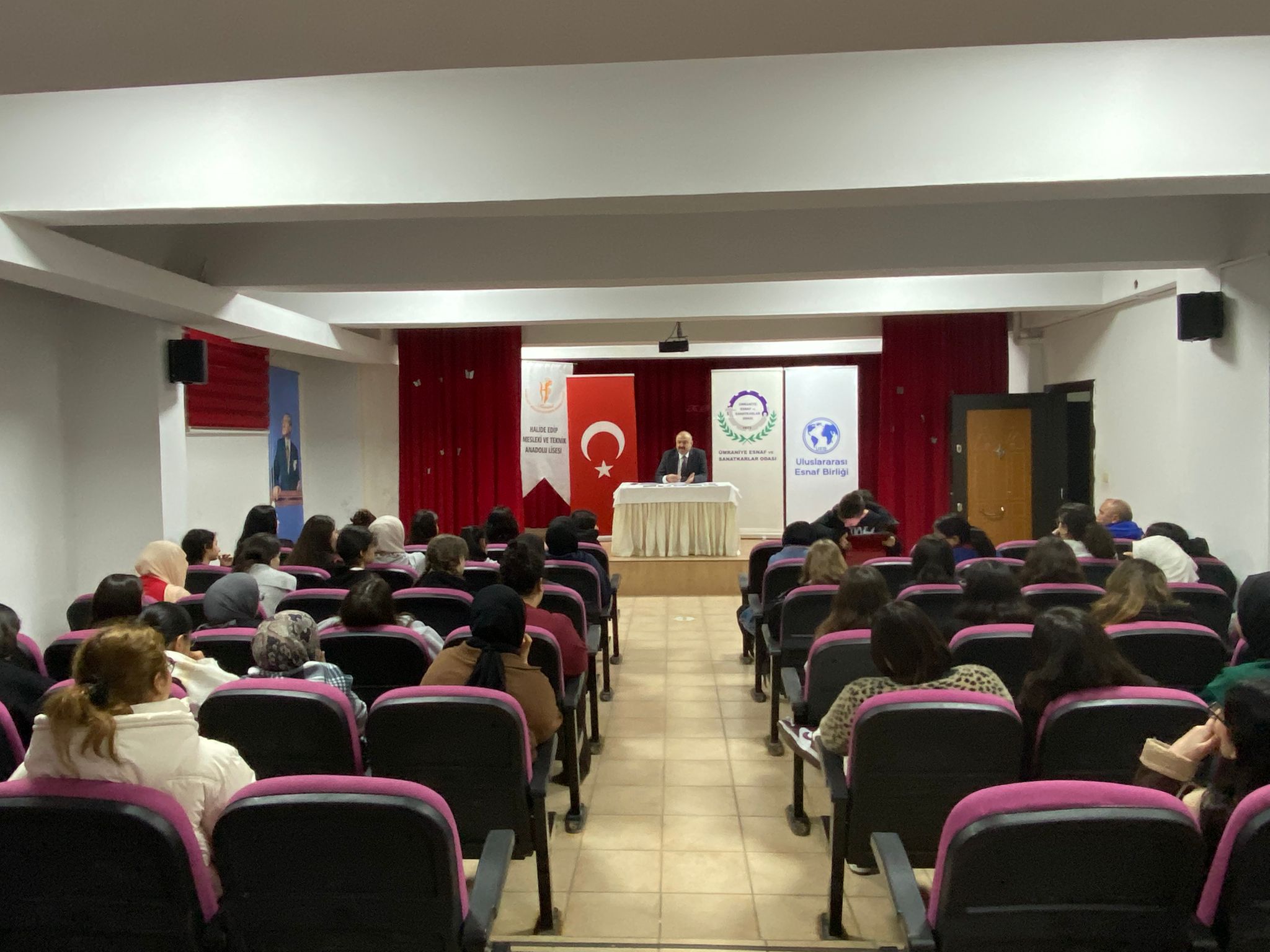 UEB Genel Başkanı Mehmet Özdil’den Halide Edip Mesleki ve Teknik Anadolu Lisesi Öğrencilerine Gelecek Semineri